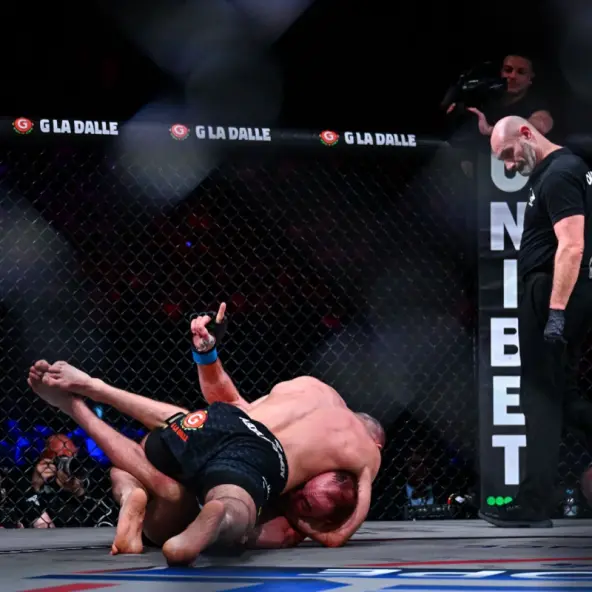 Combat de MMA au sol dans une cage, illustration du PFL Chicago