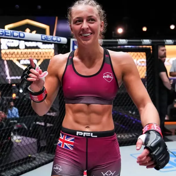 Une combattante de MMA en tenue marron sourit avec assurance dans une cage éclairée. On y voit l'Union Jack et les logos de la PFL. Ambiance énergique et triomphante.