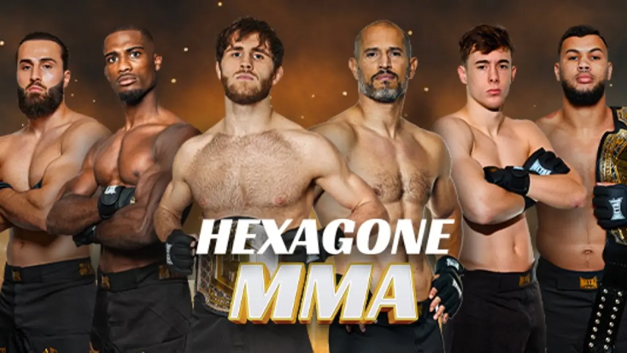 Six combattants de MMA posent avec assurance, bras croisés, gants et shorts noirs. Deux d'entre eux sont détenteurs de ceintures de champion. Le texte indique : « HEXAGONE MMA ».